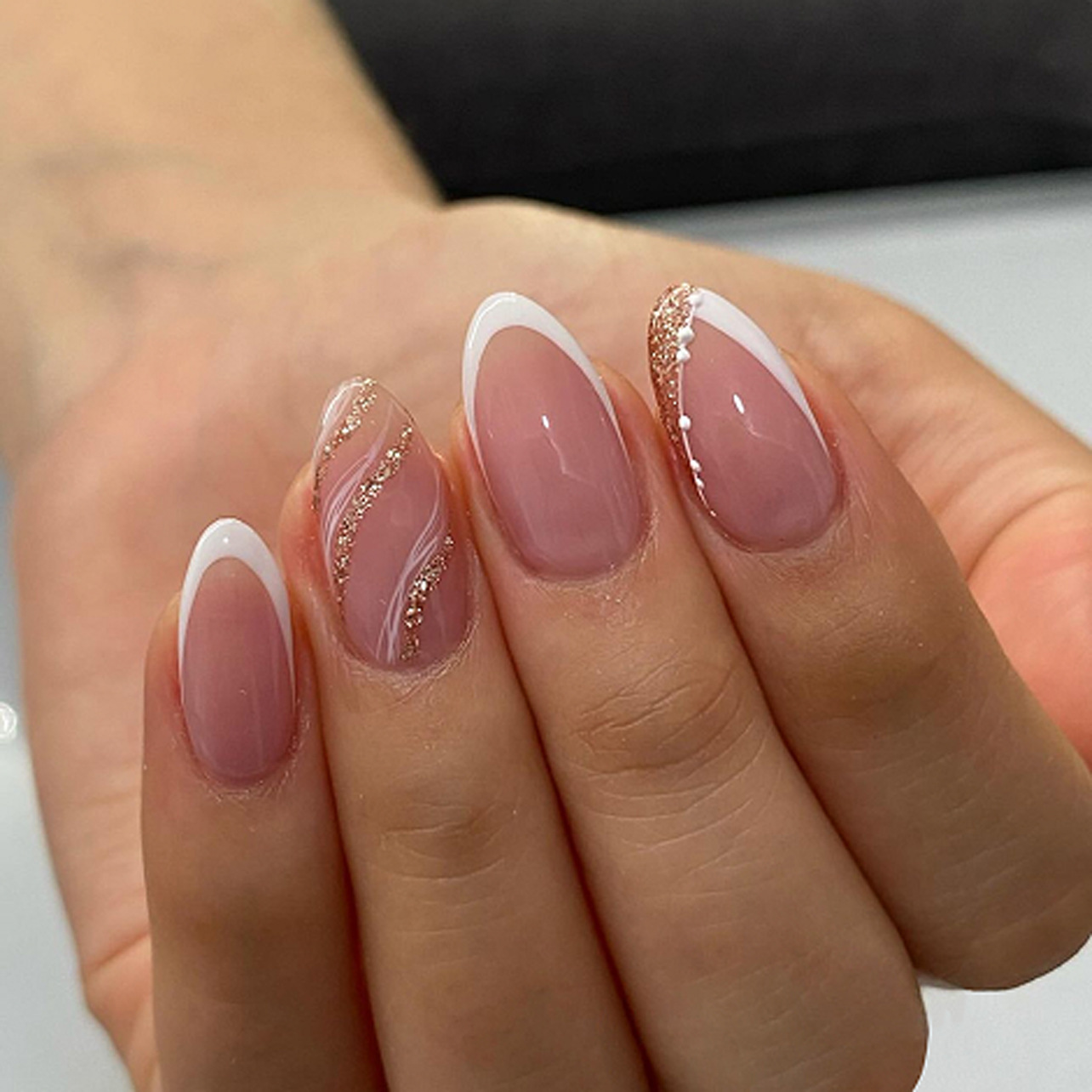 Nail Art Simple - French white glitter wearing nail short
